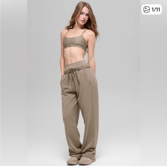 ALO Yoga Pants - NWT ALO yoga Accolade Sweat Pant Straight Leg Size Medium Gravel Tan